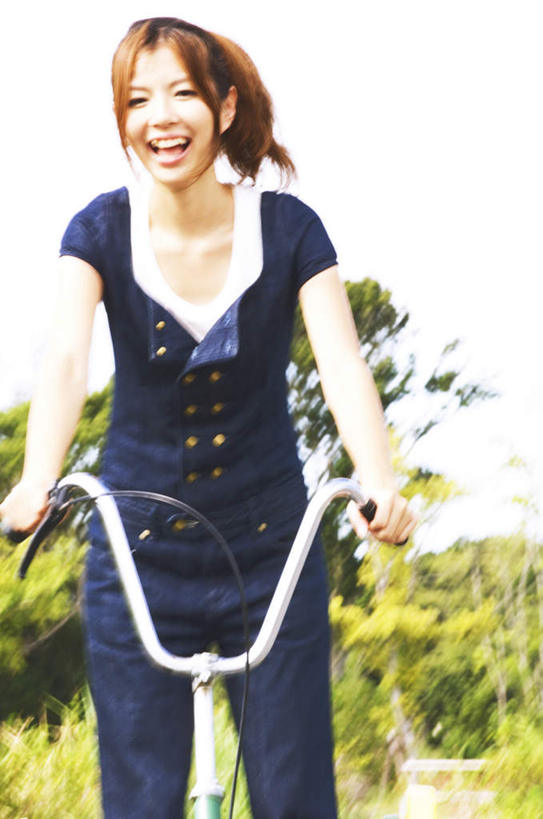 东方人,头发,一个人,坐,笑,摸,微笑,露齿笑,竖图,室外,白天,正面,旅游,度假,草地,草坪,植物,自行车,亚洲,仅一个年轻女性,仅一个女性,仅一个人,一辆,抚摸,握,阴影,服装,光线,影子,扭头,注视,休闲装,黄种人,娱乐,车,脚踏车,草,树,树木,衣服,黄色,蓝色,绿色,蓝天,天空,阳光,自然,交通工具,天,观察,看,张嘴,转头,享受,休闲,休闲服,放松,握着,服饰,生长,成长,观看,察看,关注,载具,张大嘴巴,年轻女性,女人,女性,亚洲人,长发,张开嘴,触摸,接触,坐着,半身,彩图