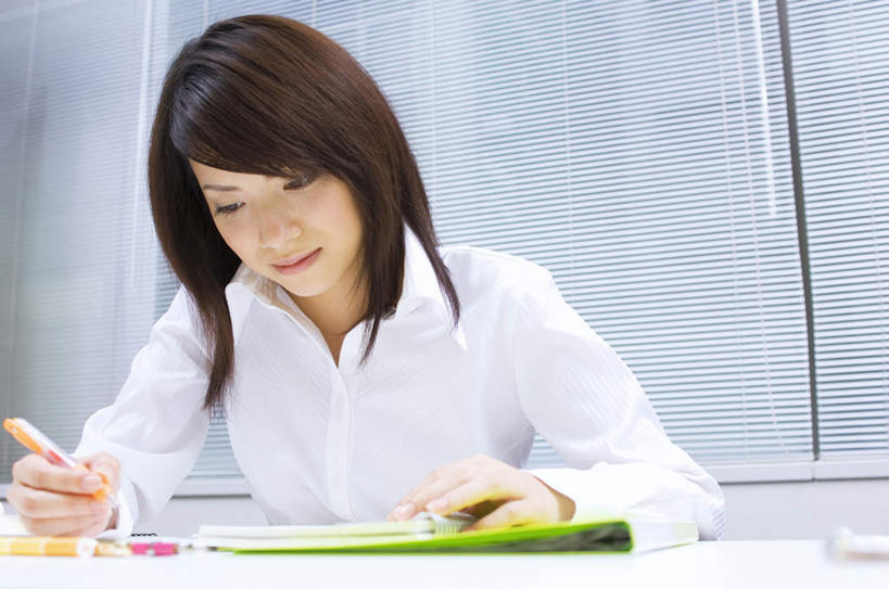 东方人,头发,一个人,商务人士,商务女性,坐,笑,摸,微笑,露齿笑,横图,室内,白天,正面,衬衫,窗户,桌子,亚洲,仅一个年轻女性,仅一个女性,仅一个人,抚摸,握,写,套装,笔,材料,档案,文件,办公桌,墙,办公用品,拿,拿着,注视,黄种人,玻璃窗,墙壁,墙面,文具,白色,黑色,学习用品,资料,低头,观察,记录,看,靠,靠着,倚靠,握着,观看,文具用品,察看,倚着,关注,文档,商务装,工薪阶层,年轻女性,女人,女性,亚洲人,长发,白领,上班族,触摸,接触,坐着,半身,彩图,衬衣