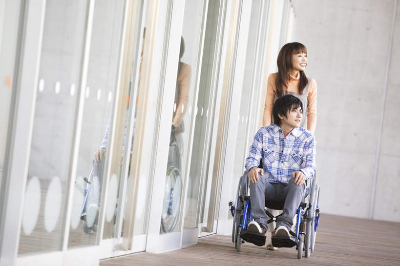 东方人,头发,两个人,医院,站,坐,走,笑,摸,微笑,露齿笑,横图,室内,白天,正面,窗户,落地窗,亚洲,抚摸,阴影,服装,光线,瓷砖,地砖,方格,工具,影子,墙,地面,扭头,注视,休闲装,黄种人,玻璃窗,墙壁,墙面,一个,衣服,蓝色,阳光,轮椅,复健,观察,看,站着,转头,休闲,康复,休闲服,器械,服饰,单个,观看,察看,医疗设备,关注,医疗器械,医疗工具,医疗机构,辅助设备,男人,男性,年轻男性,年轻女性,女人,女性,亚洲人,长发,步行,触摸,接触,散步,站立,走路,坐着,彩图,全身,病院,诊所