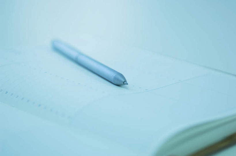 无人,横图,俯视,室内,特写,白天,桌子,书籍,一本,阴影,朦胧,模糊,光线,笔,影子,办公用品,书桌,文具,蓝色,白色,阳光,课桌,学习用品,打开,文具用品,一支,开启,书,图书,彩图,高角度拍摄