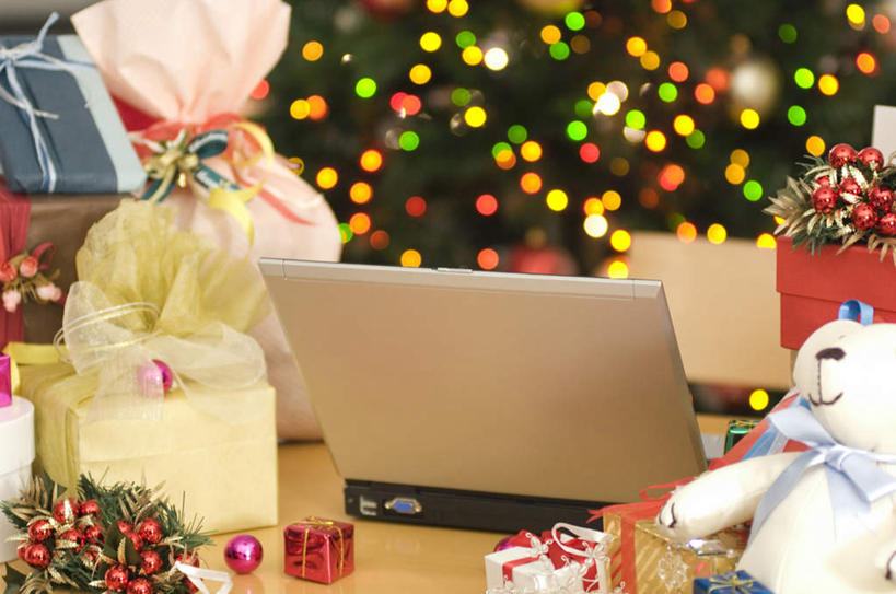 无人,横图,室内,白天,正面,电脑,笔记本电脑,植物,礼盒,礼物,照明,圣诞节,节日,朦胧,模糊,庆祝,装饰,网络,彩灯,纸盒,灯光,圣诞树,泰迪熊,文化,通讯设备,灯,盒子,树,树木,一个,绿色,白色,自然,包装盒,礼品盒,灯具,庆典,礼品,生长,单个,成长,纪念,华丽,修饰,照亮,点缀,无线,照明设备,通信设备,无线网络,无线上网,便携式电脑,衬托,美观,雅致,雅观,手提电脑,彩图