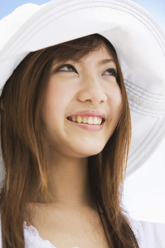 东方人,脸,头,脸颊,头发,一个人,站,笑,微笑,露齿笑,竖图,室外,特写,白天,正面,裙子,旅游,度假,帽子,亚洲,仅一个年轻女性,仅一个女性,仅一个人,阴影,连衣裙,光线,影子,云,云朵,云彩,注视,黄种人,娱乐,黄色,蓝色,白色,白云,蓝天,天空,阳光,遮阳帽,天,观察,看,站着,享受,休闲,放松,观看,察看,关注,一顶,年轻女性,女人,女性,亚洲人,头部,长发,脸部,脸蛋,面部,站立,半身,彩图
