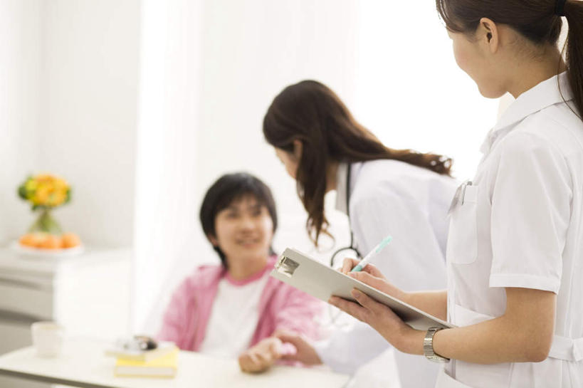 东方人,头发,三个人,医生,医院,站,坐,捧,笑,微笑,露齿笑,横图,俯视,室内,白天,床,桌子,亚洲,弯腰,握,写,服装,盛开,材料,档案,文件,办公桌,墙,床单,拿,花蕾,拿着,扭头,注视,休闲装,黄种人,被子,墙壁,墙面,花,花瓣,花朵,鲜花,一朵,衣服,粉色,黄色,黑色,资料,花苞,花蕊,观察,记录,看,站着,转头,医护人员,医疗人员,休闲,休闲服,握着,服饰,单人床,观看,察看,被单,白大褂,关注,文档,医疗机构,弯身,男人,男性,年轻男性,年轻女性,女人,女性,亚洲人,长发,大夫,端,端着,捧着,手捧,站立,坐着,半身,彩图,高角度拍摄,病院,诊所