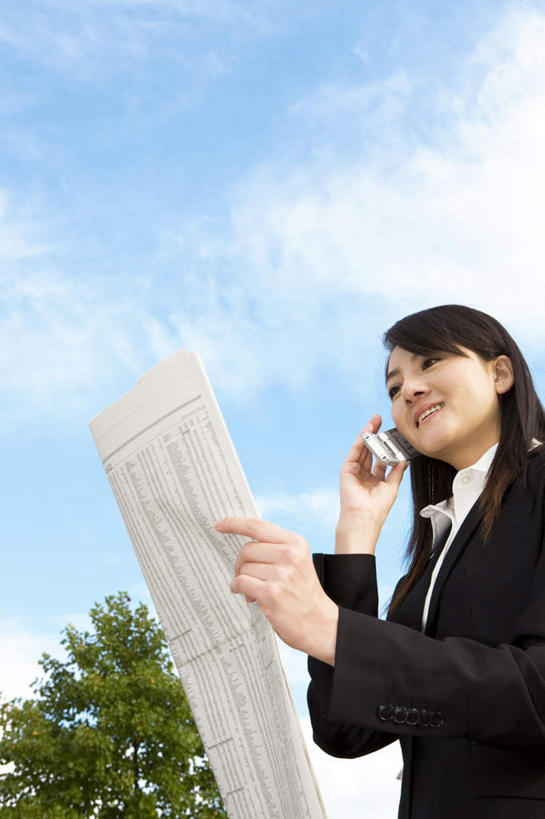 东方人,一个人,商务人士,商务女性,站,举,笑,摸,打电话,微笑,露齿笑,竖图,室外,白天,仰视,旅游,度假,草地,草坪,植物,报纸,电话,手机,亚洲,仅一个年轻女性,仅一个女性,仅一个人,一张,抚摸,握,阴影,套装,光线,信息,影子,云,云朵,拿,听,云彩,拿着,注视,黄种人,娱乐,通讯设备,草,树,树木,蓝色,绿色,白云,蓝天,天空,阳光,自然,天,观察,看,托,站着,享受,休闲,放松,握着,生长,成长,观看,新闻,察看,关注,商务装,工薪阶层,一部,交流,年轻女性,女人,女性,亚洲人,白领,上班族,触摸,沟通,接触,举起,举手,举着,通话,向上举,向上伸,向上托,站立,半身,彩图,低角度拍摄,报刊