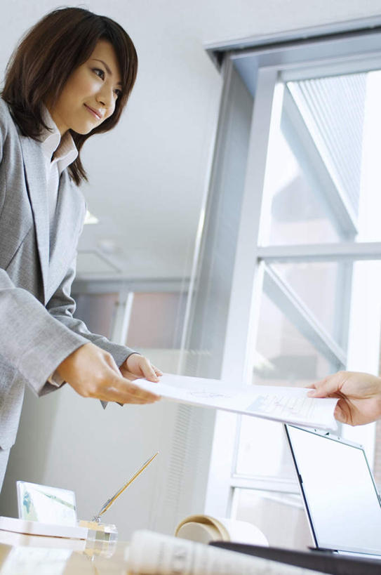 东方人,头发,两个人,伙伴,朋友,商务人士,商务男性,商务女性,办公室,站,坐,摸,竖图,室内,白天,侧面,衬衫,友谊,窗户,杯子,餐具,亚洲,抚摸,握,阴影,套装,传递,光线,材料,瓷器,档案,碟子,盘,文件,影子,勺子,墙,咖啡杯,陶瓷制品,拿,拿着,黄种人,玻璃窗,墙壁,墙面,黑色,阳光,盘子,资料,调羹,碟,汤匙,站着,握着,文档,瓷杯,商务装,工薪阶层,友情,男人,男性,年轻男性,年轻女性,女人,女性,亚洲人,长发,白领,上班族,触摸,接触,站立,坐着,半身,彩图,衬衣