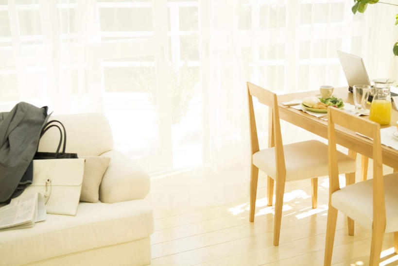 无人,客厅,横图,俯视,室内,白天,电脑,笔记本电脑,植物,餐桌,窗户,靠垫,落地窗,沙发,桌子,餐具,椅子,阴影,光线,网络,包,瓷砖,地砖,碟子,盘,盆栽,书包,影子,木椅,墙,靠枕,盆景,地面,通讯设备,玻璃窗,墙壁,墙面,两个,绿色,黑色,阳光,自然,背包,盘子,垫子,碟,枕头,生长,成长,餐台,无线,起居室,通信设备,无线网络,布艺沙发,无线上网,便携式电脑,手提电脑,进餐用具,烹调用具,彩图,高角度拍摄,双肩包