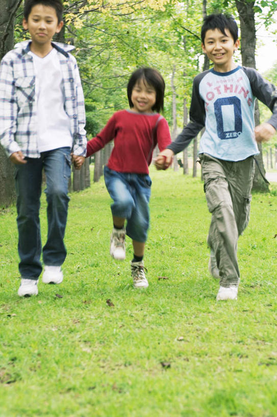 东方人,儿童,头发,三个人,伙伴,朋友,站,跑,握手,笑,微笑,露齿笑,竖图,室外,白天,正面,锻炼,旅游,度假,友谊,纯洁,成功,运动,合作,团队,集体,信心,草地,草坪,植物,亚洲,一排,阴影,服装,整齐,光线,英文,标志,文字,影子,字符,字母,注视,休闲装,黄种人,娱乐,标识,队伍,草,树,树木,排列,小孩,衣服,红色,绿色,白色,黑色,阳光,自然,观察,看,站着,享受,休闲,休闲服,放松,可爱,童年,童趣,服饰,生长,成长,观看,英文字母,察看,成就,队列,关注,合伙,童真,烂漫,无邪,体育,天真,友情,男孩,男人,男性,女孩,女人,女性,亚洲人,拉手,跑步,手拉手,手握手,站立,彩图,全身,健身,男生,女生