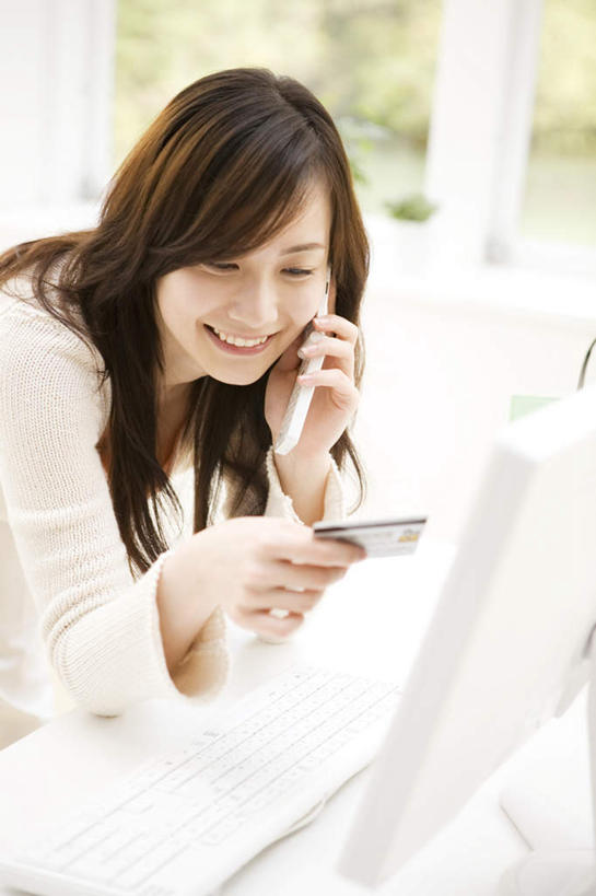 东方人,头发,一个人,客厅,坐,举,笑,摸,打电话,微笑,露齿笑,竖图,俯视,室内,白天,信用卡,电脑,显示器,鼠标,键盘,窗户,落地窗,电话,手机,亚洲,仅一个年轻女性,仅一个女性,仅一个人,一张,抚摸,握,阴影,光线,网络,影子,墙,拿,拿着,注视,黄种人,输入设备,通讯设备,玻璃窗,墙壁,墙面,黑色,阳光,低头,观察,看,托,台式电脑,卡,握着,储蓄卡,观看,察看,起居室,关注,通信设备,输出设备,交流,银行卡,年轻女性,女人,女性,亚洲人,长发,触摸,沟通,接触,举起,举手,举着,通话,向上举,向上伸,向上托,坐着,半身,彩图,高角度拍摄