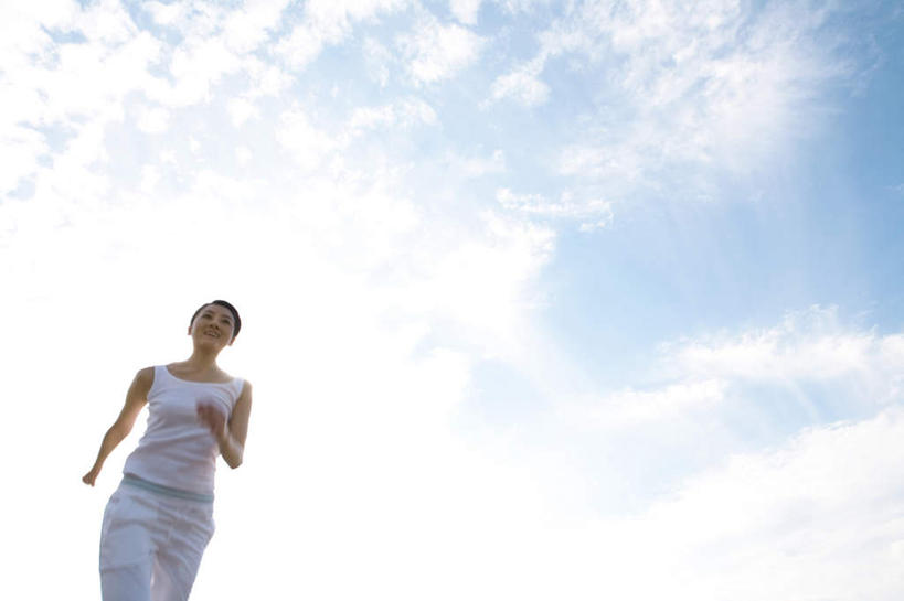 东方人,头发,一个人,站,跑,笑,微笑,露齿笑,横图,室外,白天,仰视,锻炼,旅游,度假,运动,亚洲,仅一个年轻女性,仅一个女性,仅一个人,阴影,服装,光线,影子,云,云朵,云彩,注视,休闲装,黄种人,娱乐,衣服,蓝色,白色,黑色,白云,蓝天,天空,阳光,天,观察,看,站着,享受,休闲,休闲服,放松,抬手,服饰,观看,察看,关注,体育,年轻女性,女人,女性,亚洲人,长发,跑步,站立,半身,彩图,低角度拍摄,健身