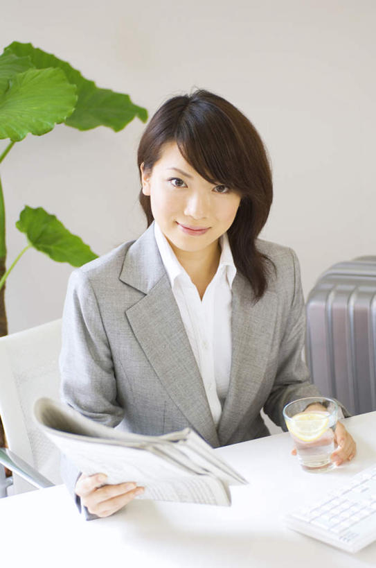 东方人,头发,一个人,商务人士,商务女性,办公室,坐,捧,笑,摸,微笑,露齿笑,竖图,俯视,室内,白天,衬衫,植物,桌子,杯子,亚洲,仅一个年轻女性,仅一个女性,仅一个人,抚摸,握,阴影,套装,光线,材料,瓷器,档案,盆栽,文件,影子,办公桌,墙,咖啡杯,盆景,陶瓷制品,拿,拿着,注视,黄种人,墙壁,墙面,绿色,黑色,阳光,自然,资料,观察,看,靠,靠着,倚靠,握着,生长,成长,观看,察看,倚着,关注,文档,瓷杯,商务装,工薪阶层,年轻女性,女人,女性,亚洲人,长发,白领,上班族,触摸,端,端着,接触,捧着,手捧,坐着,半身,彩图,高角度拍摄,衬衣