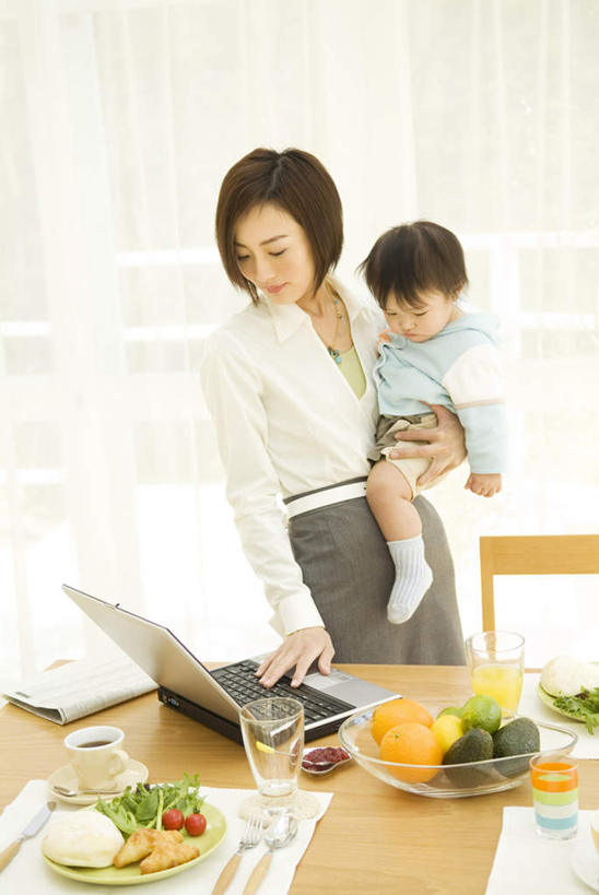 东方人,儿童,两个人,家庭,母亲,儿子,客厅,站,抱,笑,摸,微笑,露齿笑,竖图,室内,白天,正面,纯洁,电脑,笔记本电脑,餐桌,窗户,落地窗,桌子,柑橘,柠檬,蔬菜,西红柿,杯子,餐具,水果,椅子,亚洲,一堆,抚摸,敲打,阴影,堆叠,堆积,服装,新鲜,光线,网络,碟子,高脚杯,盘,影子,木椅,墙,生菜,莴苣,生食,食品,果实,红酒杯,注视,休闲装,黄种人,输入,通讯设备,玻璃窗,墙壁,墙面,玻璃制品,食物,一个,小孩,衣服,红色,绿色,白色,阳光,盘子,酒杯,碟,打字,低头,观察,看,站着,休闲,温暖,温馨,母子,一家人,休闲服,可爱,母爱,童年,童趣,服饰,有机食品,绿色食品,单个,餐台,抱着,观看,堆,点击,敲击,和睦,察看,无线,起居室,搂着,关注,通信设备,无线网络,无线上网,便携式电脑,童真,烂漫,无邪,春菜,鹅仔菜,莴仔菜,千金菜,叶用莴苣,天真,按键,手提电脑,男孩,年轻女性,女人,女性,亚洲人,孩子,年轻人,玻璃杯,益母果,柠果,橘子,桔子,橙子,橙,樱桃番茄,圣女果,番茄,触摸,怀抱,接触,搂,搂抱,相抱,拥抱,站立,半身,彩图,融洽,男生