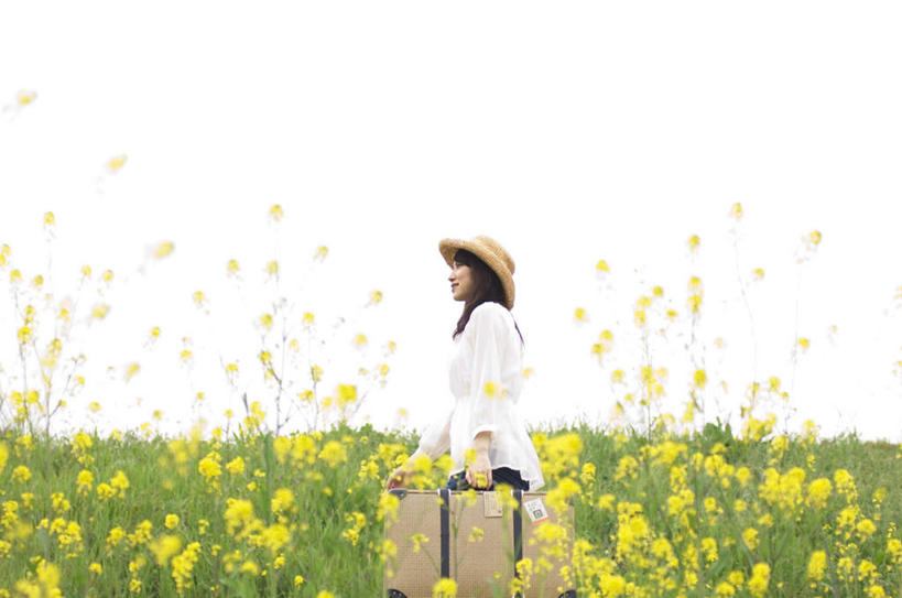 东方人,一个人,站,笑,微笑,露齿笑,横图,室外,白天,侧面,旅游,度假,草地,草坪,植物,帽子,亚洲,仅一个年轻女性,仅一个女性,仅一个人,许多,阴影,服装,盛开,光线,拉杆箱,旅行箱,影子,花蕾,拎,注视,休闲装,黄种人,娱乐,草,花,花瓣,花朵,鲜花,一个,衣服,黄色,蓝色,绿色,白色,蓝天,天空,阳光,行李箱,遮阳帽,箱子,天,花苞,花蕊,油菜花,观察,看,站着,享受,休闲,休闲服,放松,服饰,晴朗,单个,观看,出差,察看,关注,万里无云,一顶,年轻女性,女人,女性,亚洲人,晴空,晴空万里,站立,半身,彩图,旅行,拎着