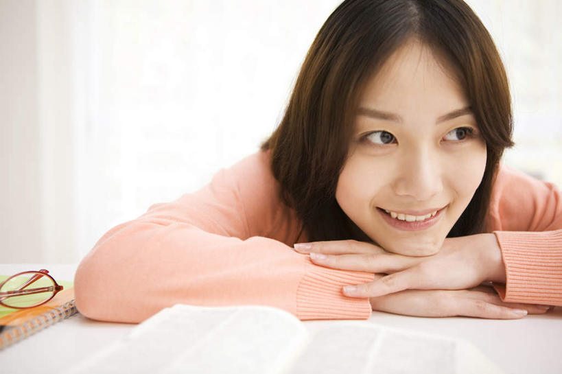 东方人,头发,一个人,坐,笑,摸,微笑,露齿笑,横图,室内,白天,正面,窗户,窗帘,落地窗,书籍,亚洲,仅一个年轻女性,仅一个女性,仅一个人,一本,一副,撑,抚摸,阴影,服装,光线,眼镜,影子,墙,托腮,注视,休闲装,黄种人,玻璃窗,墙壁,墙面,衣服,粉色,黄色,白色,黑色,阳光,观察,看,靠,靠着,托,倚靠,休闲,休闲服,服饰,观看,察看,撑着,倚着,关注,托下巴,近视眼镜,年轻女性,女人,女性,亚洲人,长发,书,图书,触摸,接触,坐着,半身,彩图