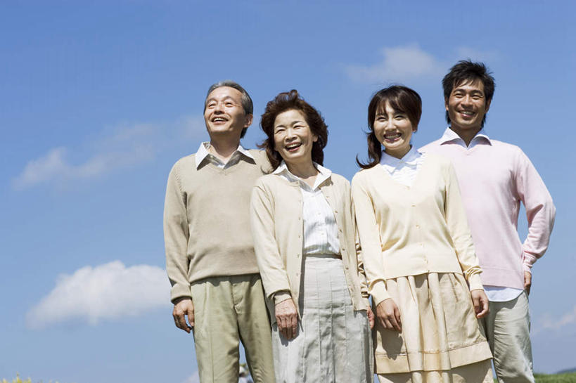 东方人,头发,四个人,家庭,夫妻,母亲,父亲,女儿,儿子,站,伸展双臂,笑,微笑,露齿笑,横图,室外,白天,仰视,衬衫,爱情,亚洲,一排,阴影,服装,整齐,光线,影子,云,云朵,浪漫,云彩,注视,休闲装,黄种人,手叉腰,排列,衣服,蓝色,白色,黑色,白云,蓝天,天空,阳光,天,叉腰,观察,看,站着,休闲,温暖,温馨,父子,母女,一家人,休闲服,恩爱,父爱,母爱,恋人,服饰,观看,和睦,察看,双手叉腰,队列,关注,老年男性,老年女性,男人,男性,年轻男性,年轻女性,女人,女性,亚洲人,长发,夫妇,情侣,敞开双臂,伸开双臂,展开双肩,站立,张开手臂,张开双臂,半身,彩图,低角度拍摄,衬衣,伴侣,融洽