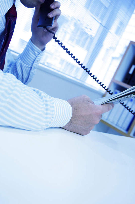 东方人,一个人,商务人士,商务男性,办公室,坐,摸,打电话,竖图,室内,白天,侧面,衬衫,窗户,桌子,电话,亚洲,仅一个男性,仅一个人,抚摸,握,阴影,套装,光线,材料,档案,文件,影子,办公桌,墙,拿,听,拿着,黄种人,通讯设备,玻璃窗,墙壁,墙面,仅一个年轻男性,蓝色,阳光,话筒,资料,靠,靠着,倚靠,电话线,握着,倚着,文档,商务装,工薪阶层,一部,交流,男人,男性,年轻男性,亚洲人,白领,上班族,电话机,触摸,沟通,接触,通话,坐着,半身,彩图,衬衣