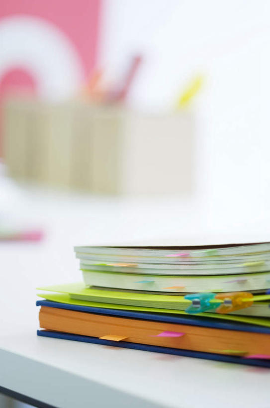 无人,竖图,俯视,室内,特写,白天,桌子,书籍,一堆,许多,阴影,堆叠,堆积,朦胧,模糊,光线,影子,塑料,办公桌,墙,墙壁,墙面,粉色,绿色,阳光,夹子,塑料制品,堆,书,图书,彩图,高角度拍摄