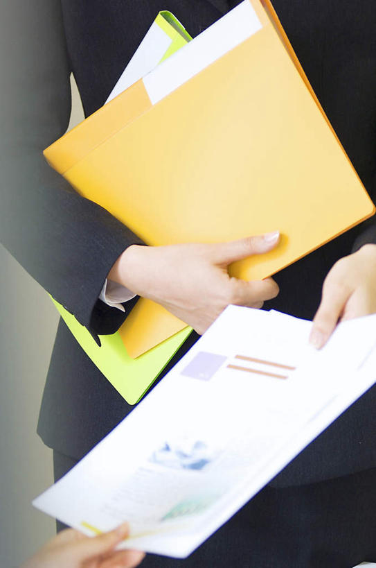 东方人,手,两个人,伙伴,朋友,商务人士,商务男性,商务女性,站,捧,摸,竖图,俯视,室内,白天,衬衫,友谊,亚洲,许多,抚摸,握,套装,朦胧,模糊,传递,材料,档案,文件,领带,拿,拿着,黄种人,黄色,绿色,白色,资料,站着,手部,握着,文档,商务装,工薪阶层,友情,男人,男性,年轻男性,年轻女性,女人,女性,亚洲人,白领,上班族,触摸,端,端着,接触,捧着,手捧,站立,半身,彩图,高角度拍摄,衬衣