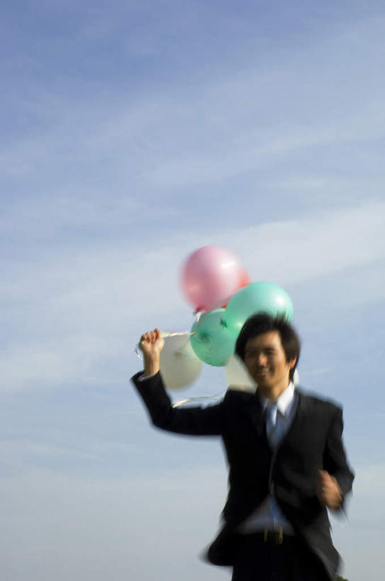 东方人,头发,一个人,商务人士,商务男性,站,跑,举,笑,微笑,露齿笑,竖图,室外,白天,正面,衬衫,锻炼,旅游,度假,运动,亚洲,仅一个男性,仅一个人,阴影,套装,朦胧,模糊,漂浮,光线,影子,云,云朵,领带,云彩,注视,黄种人,娱乐,仅一个年轻男性,粉色,蓝色,绿色,黑色,白云,蓝天,天空,阳光,气球,绳子,天,观察,看,托,站着,享受,休闲,悬浮,放松,观看,绳索,察看,关注,商务装,工薪阶层,男人,男性,年轻男性,亚洲人,白领,上班族,举起,举手,举着,跑步,向上举,向上伸,向上托,站立,半身,彩图,衬衣,健身