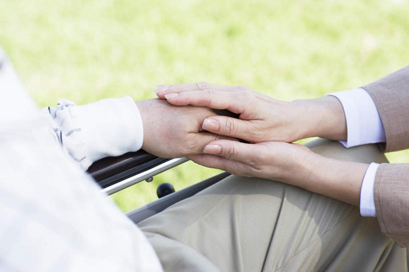 东方人,两个人,病人,坐,蹲,笑,摸,微笑,露齿笑,横图,俯视,室外,白天,草地,草坪,植物,亚洲,抚摸,阴影,朦胧,模糊,光线,工具,影子,注视,黄种人,草,一个,绿色,阳光,轮椅,复健,观察,看,靠,靠着,倚靠,康复,器械,单个,观看,察看,医疗设备,倚着,关注,医疗器械,医疗工具,辅助设备,男人,男性,年轻男性,年轻女性,女人,女性,亚洲人,患者,就医者,触摸,蹲着,接触,坐着,半身,彩图,高角度拍摄