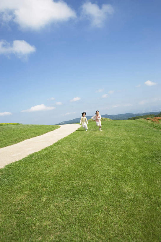 东方人,儿童,两个人,伙伴,朋友,站,走,竖图,室外,白天,正面,旅游,度假,游戏,友谊,纯洁,草地,草坪,植物,道路,路,亚洲,阴影,服装,光线,影子,云,云朵,小路,交通,玩,云彩,休闲装,黄种人,娱乐,草,树,树木,小孩,衣服,蓝色,绿色,白色,白云,蓝天,天空,阳光,自然,天,站着,享受,休闲,休闲服,放松,可爱,童年,童趣,服饰,乡间小路,生长,成长,活动,发泄,消遣,智力,童真,烂漫,无邪,宣泄,天真,友情,男孩,男人,男性,女孩,女人,女性,亚洲人,步行,散步,玩耍,嬉戏,站立,走路,彩图,全身,男生,女生