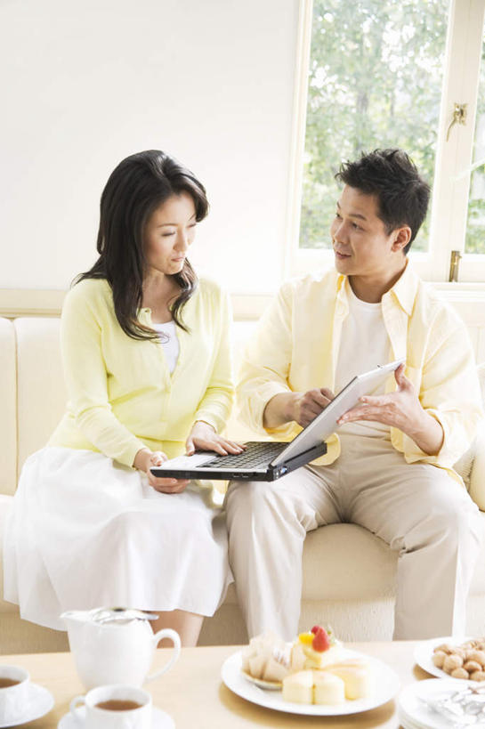 点心,东方人,头发,两个人,家庭,夫妻,客厅,坐,笑,摸,微笑,露齿笑,竖图,室内,白天,正面,爱情,电脑,笔记本电脑,窗户,沙发,杯子,餐具,亚洲,抚摸,敲打,握,阴影,服装,光线,网络,瓷器,碟子,盘,影子,墙,食品,甜点,甜品,咖啡杯,陶瓷制品,浪漫,拿,拿着,注视,休闲装,黄种人,输入,通讯设备,玻璃窗,墙壁,墙面,食物,糕点,衣服,白色,黑色,阳光,盘子,碟,甜食,打字,观察,看,靠,靠着,倚靠,休闲,温暖,温馨,一家人,休闲服,恩爱,握着,恋人,服饰,观看,点击,一台,敲击,和睦,察看,无线,起居室,倚着,关注,瓷杯,通信设备,无线网络,布艺沙发,无线上网,便携式电脑,按键,手提电脑,男人,男性,年轻男性,年轻女性,女人,女性,亚洲人,夫妇,情侣,触摸,接触,坐着,彩图,全身,伴侣,融洽