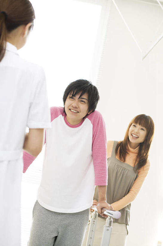 东方人,背部,头发,三个人,家庭,夫妻,伙伴,朋友,医生,病人,医院,站,笑,摸,微笑,露齿笑,竖图,室内,白天,正面,爱情,友谊,亚洲,撑,抚摸,服装,浪漫,注视,休闲装,黄种人,衣服,白色,黑色,观察,看,站着,医护人员,医疗人员,休闲,温暖,温馨,一家人,休闲服,恩爱,恋人,服饰,观看,和睦,察看,撑着,白大褂,关注,医疗机构,友情,男人,男性,年轻男性,年轻女性,女人,女性,亚洲人,长发,夫妇,情侣,大夫,患者,就医者,触摸,接触,站立,半身,彩图,病院,诊所,伴侣,融洽