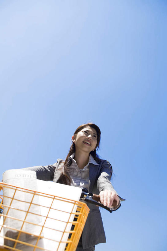 东方人,头发,一个人,商务人士,商务女性,坐,笑,摸,微笑,露齿笑,竖图,室外,白天,仰视,衬衫,旅游,度假,自行车,亚洲,仅一个年轻女性,仅一个女性,仅一个人,一辆,抚摸,握,阴影,套装,光线,材料,档案,文件,影子,云,云朵,云彩,扭头,注视,黄种人,娱乐,车,脚踏车,骑,蓝色,黑色,白云,蓝天,天空,阳光,资料,交通工具,天,观察,看,转头,享受,休闲,放松,握着,观看,察看,关注,载具,文档,商务装,工薪阶层,年轻女性,女人,女性,亚洲人,白领,上班族,触摸,接触,坐着,半身,彩图,低角度拍摄,衬衣