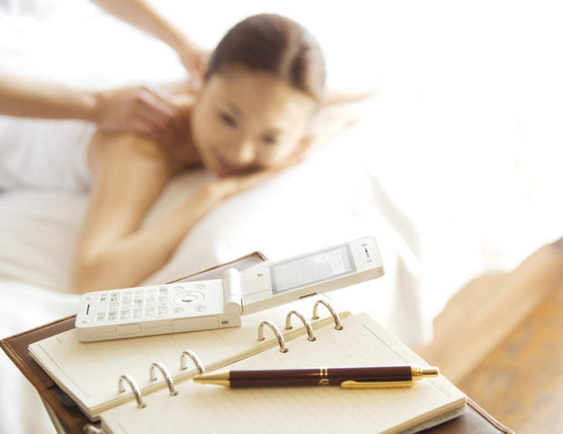 东方人,头发,两个人,伙伴,朋友,按摩师,笑,摸,打电话,微笑,露齿笑,横图,俯视,室内,白天,浴袍,按摩,友谊,床,地板,电话,手机,亚洲,撑,抚摸,阴影,朦胧,模糊,光线,影子,床单,记事本,地面,扭头,托腮,注视,黄种人,通讯设备,被子,木地板,白色,黑色,阳光,本子,笔记本,观察,看,趴着,托,转头,享受,健康,保健,单人床,观看,察看,被单,关注,托下巴,指压,一部,交流,友情,年轻女性,女人,女性,亚洲人,技师,触摸,沟通,接触,趴,通话,半身,彩图,高角度拍摄,汤帷子,浴衣,推拿