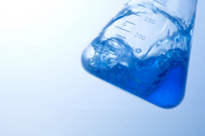 横图,室内,特写,白天,白色背景,正面,实验,仪器,握,阴影,研究,透明,分析,光线,化学,测试,烧瓶,液体,影子,锥形瓶,拿,拿着,玻璃制品,一个,蓝色,阳光,玻璃瓶,瓶子,器皿,握着,摄影,流动,影棚,单个,摇晃,玻璃仪器,试验耗材,实验用品,三角烧瓶,依氏烧瓶,锥形烧瓶,半身,彩图,影棚拍摄,拍摄