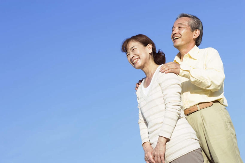 东方人,头发,两个人,家庭,夫妻,站,笑,摸,微笑,露齿笑,横图,室外,白天,仰视,爱情,旅游,度假,亚洲,撑,抚摸,阴影,服装,光线,影子,浪漫,注视,休闲装,黄种人,娱乐,衣服,蓝色,白色,蓝天,天空,阳光,天,观察,看,站着,享受,休闲,温暖,温馨,一家人,休闲服,恩爱,放松,恋人,服饰,晴朗,观看,和睦,察看,撑着,愉悦,关注,万里无云,老年男性,老年女性,男人,男性,女人,女性,亚洲人,夫妇,情侣,晴空,晴空万里,触摸,接触,抬头,仰头,站立,半身,彩图,低角度拍摄,开心,伴侣,融洽