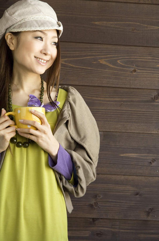 东方人,一个人,站,捧,笑,摸,微笑,露齿笑,竖图,室内,白天,正面,裙子,杯子,帽子,亚洲,仅一个年轻女性,仅一个女性,仅一个人,抚摸,握,阴影,条纹,连衣裙,光线,纹路,瓷器,影子,墙,褐色,咖啡杯,陶瓷制品,拿,拿着,扭头,注视,黄种人,墙壁,墙面,一个,黄色,白色,阳光,遮阳帽,观察,看,靠,靠着,倚靠,站着,转头,握着,单个,观看,察看,倚着,关注,瓷杯,一顶,年轻女性,女人,女性,亚洲人,触摸,端,端着,接触,捧着,手捧,站立,半身,彩图