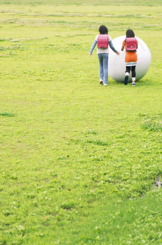 东方人,儿童,头发,两个人,伙伴,朋友,站,走,推,伸展双臂,摸,竖图,室外,白天,旅游,度假,游戏,友谊,纯洁,草地,草坪,植物,玩具,亚洲,抚摸,阴影,光线,影子,玩,注视,黄种人,娱乐,球,草,一个,小孩,背面,绿色,白色,黑色,阳光,观察,看,站着,享受,休闲,球体,放松,可爱,童年,童趣,益智,观看,活动,察看,发泄,关注,消遣,智力,童真,烂漫,无邪,宣泄,天真,友情,男孩,男人,男性,女孩,女人,女性,亚洲人,步行,敞开双臂,触摸,接触,散步,伸开双臂,玩耍,嬉戏,展开双肩,站立,张开手臂,张开双臂,走路,彩图,全身,男生,女生