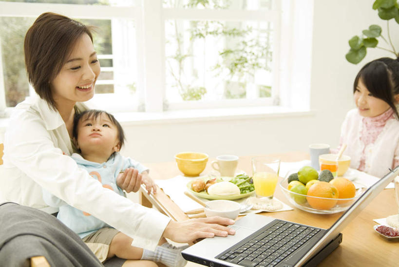 东方人,儿童,头发,三个人,家庭,母亲,女儿,儿子,客厅,坐,笑,摸,微笑,露齿笑,横图,室内,白天,正面,纯洁,电脑,笔记本电脑,植物,餐桌,窗户,桌子,柠檬,杯子,餐具,水果,亚洲,抚摸,敲打,阴影,服装,新鲜,光线,网络,碟子,盘,盆栽,影子,生食,食品,果实,盆景,注视,休闲装,黄种人,输入,通讯设备,玻璃窗,树,树木,食物,小孩,衣服,绿色,白色,黑色,阳光,自然,盘子,水杯,碟,碗,打字,观察,看,靠,靠着,倚靠,休闲,温暖,温馨,母女,母子,一家人,休闲服,可爱,母爱,童年,童趣,服饰,有机食品,绿色食品,生长,成长,餐台,观看,点击,一台,敲击,和睦,察看,无线,起居室,倚着,关注,通信设备,无线网络,无线上网,便携式电脑,童真,烂漫,无邪,酸橙,天真,按键,手提电脑,男孩,男人,男性,年轻女性,女孩,女人,女性,亚洲人,孩子,年轻人,茶杯,进餐用具,烹调用具,益母果,柠果,触摸,接触,坐着,半身,彩图,融洽,男生,女生