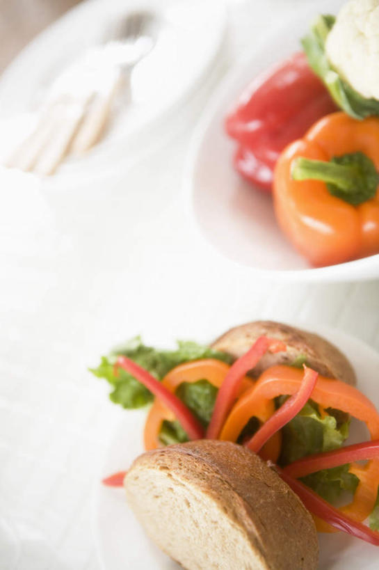 无人,竖图,俯视,室内,特写,白天,餐桌,桌子,萝卜,胡萝卜,辣椒,蔬菜,土豆,餐具,切开,朦胧,模糊,新鲜,碟子,盘,生菜,莴苣,食品,食物,黄色,红色,盘子,碟,切,有机食品,绿色食品,餐台,剖面,彩椒,切面,辣角,红海椒,大椒,辣虎,广椒,馍馍蛋,春菜,鹅仔菜,莴仔菜,千金菜,叶用莴苣,洋芋,甜椒,柿子椒,山药蛋,马铃薯,辣子,红萝卜,海椒,甘荀,番椒,灯笼椒,彩图,高角度拍摄