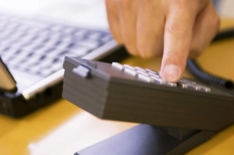 东方人,手,一个人,办公室,摸,打电话,横图,俯视,室内,特写,白天,电脑,笔记本电脑,桌子,电话,手机,亚洲,仅一个年轻女性,仅一个女性,仅一个人,抚摸,敲打,阴影,朦胧,模糊,光线,网络,影子,办公桌,黄种人,输入,通讯设备,阳光,打字,手部,点击,敲击,无线,通信设备,无线网络,无线上网,便携式电脑,一部,交流,按键,手提电脑,年轻女性,女人,女性,亚洲人,触摸,沟通,接触,通话,半身,彩图,高角度拍摄