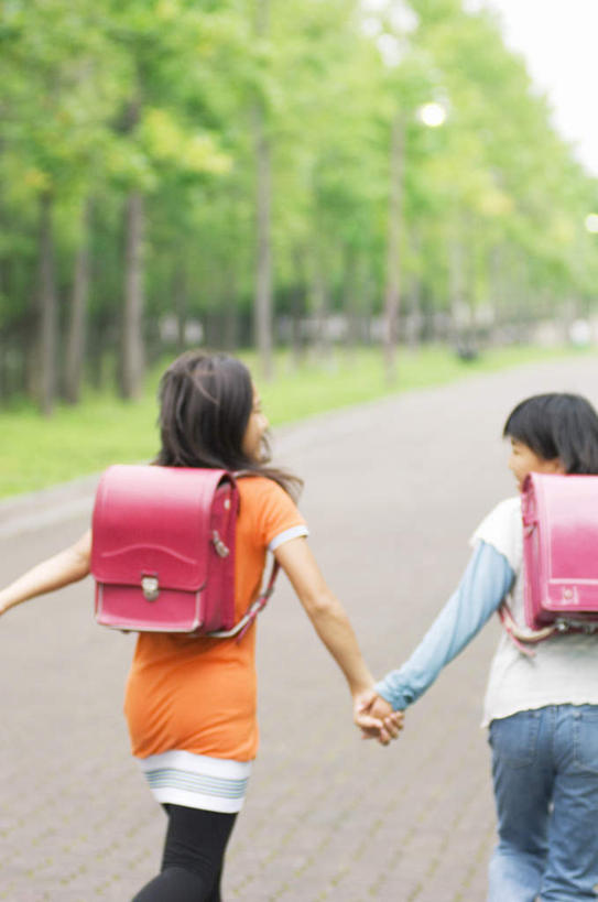 东方人,儿童,两个人,伙伴,朋友,站,跑,握手,笑,摸,微笑,露齿笑,竖图,室外,白天,锻炼,旅游,度假,友谊,纯洁,运动,草地,草坪,植物,道路,路,亚洲,抚摸,阴影,服装,光线,包,书包,影子,小路,交通,注视,休闲装,黄种人,娱乐,草,树,树木,两个,小孩,背面,衣服,粉色,黄色,红色,蓝色,绿色,蓝天,天空,阳光,自然,背包,天,观察,看,站着,享受,休闲,休闲服,放松,可爱,童年,童趣,服饰,乡间小路,生长,成长,观看,察看,关注,童真,烂漫,无邪,体育,天真,友情,男孩,男人,男性,女孩,女人,女性,亚洲人,触摸,接触,拉手,跑步,手拉手,手握手,站立,半身,彩图,健身,双肩包,男生,女生