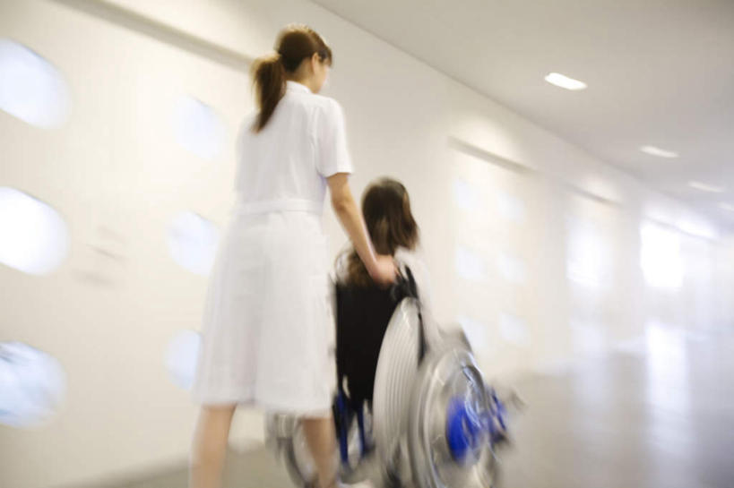 东方人,两个人,伙伴,朋友,医生,病人,医院,横图,室内,白天,友谊,照明,亚洲,一排,阴影,朦胧,模糊,整齐,反射,壁灯,瓷砖,地砖,工具,影子,墙,灯光,地面,黄种人,墙壁,墙面,灯,排列,一个,背面,轮椅,灯具,复健,医护人员,医疗人员,康复,器械,单个,照亮,医疗设备,白大褂,照明设备,队列,医疗器械,医疗工具,医疗机构,辅助设备,友情,男人,男性,年轻男性,年轻女性,女人,女性,亚洲人,大夫,患者,就医者,半身,彩图,病院,诊所