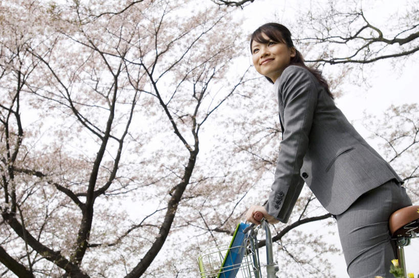 东方人,头发,一个人,商务人士,商务女性,坐,笑,摸,微笑,露齿笑,横图,室外,白天,仰视,衬衫,旅游,度假,植物,自行车,亚洲,仅一个年轻女性,仅一个女性,仅一个人,一辆,抚摸,握,阴影,套装,光线,影子,扭头,注视,黄种人,娱乐,车,脚踏车,树,树木,黄色,蓝色,绿色,蓝天,天空,阳光,自然,交通工具,天,观察,看,转头,享受,休闲,放松,握着,生长,成长,观看,察看,关注,载具,商务装,工薪阶层,年轻女性,女人,女性,亚洲人,白领,上班族,触摸,接触,坐着,半身,彩图,低角度拍摄,衬衣