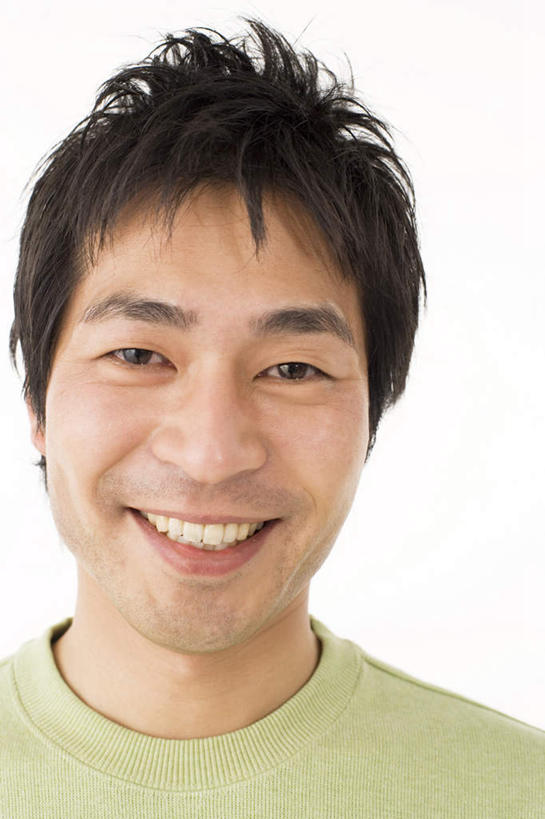 东方人,脸,头,脸颊,头发,一个人,站,笑,微笑,露齿笑,竖图,室内,特写,白天,白色背景,正面,亚洲,仅一个男性,仅一个人,服装,注视,休闲装,黄种人,仅一个年轻男性,衣服,绿色,黑色,观察,看,站着,休闲,休闲服,摄影,服饰,影棚,观看,察看,愉悦,关注,男人,男性,年轻男性,亚洲人,头部,脸部,脸蛋,面部,站立,半身,彩图,影棚拍摄,开心,拍摄