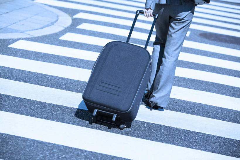 东方人,一个人,商务人士,商务女性,站,走,摸,横图,俯视,室外,白天,衬衫,旅游,度假,道路,路,人行横道,公路,亚洲,仅一个年轻女性,仅一个女性,仅一个人,抚摸,阴影,套装,光线,拉杆箱,旅行箱,影子,人行道,交通,拎,黄种人,娱乐,一个,阳光,行李箱,箱子,站着,享受,休闲,放松,单个,出差,人行横道线,商务装,工薪阶层,年轻女性,女人,女性,亚洲人,白领,上班族,斑马线,马路,步行,触摸,接触,散步,站立,走路,半身,彩图,高角度拍摄,衬衣,旅行,拎着