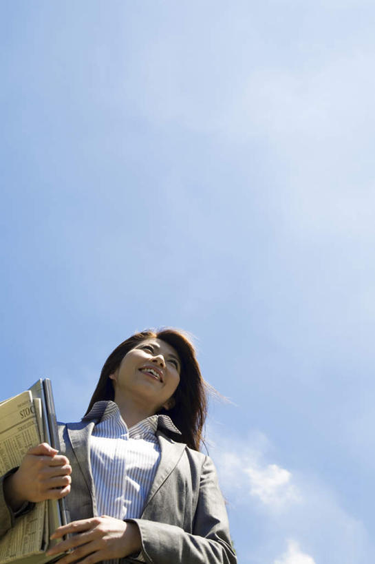 东方人,头发,一个人,商务人士,商务女性,站,捧,笑,摸,微笑,露齿笑,竖图,室外,白天,仰视,衬衫,旅游,度假,亚洲,仅一个年轻女性,仅一个女性,仅一个人,许多,抚摸,握,阴影,套装,光线,材料,档案,文件,影子,云,云朵,拿,云彩,拿着,注视,黄种人,娱乐,黄色,蓝色,白云,蓝天,天空,阳光,资料,天,观察,看,站着,享受,休闲,放松,握着,观看,察看,关注,文档,商务装,工薪阶层,年轻女性,女人,女性,亚洲人,长发,白领,上班族,触摸,端,端着,接触,捧着,手捧,站立,半身,彩图,低角度拍摄,衬衣
