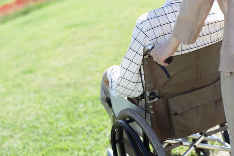 东方人,两个人,家庭,夫妻,站,坐,走,推,摸,横图,室外,白天,爱情,草地,草坪,植物,亚洲,许多,抚摸,阴影,服装,朦胧,模糊,光线,方格,工具,影子,浪漫,休闲装,黄种人,草,排列,一个,背面,衣服,绿色,阳光,轮椅,复健,靠,靠着,倚靠,站着,休闲,康复,温暖,温馨,一家人,休闲服,器械,恩爱,恋人,服饰,单个,和睦,医疗设备,倚着,队列,医疗器械,医疗工具,辅助设备,男人,男性,年轻男性,年轻女性,女人,女性,亚洲人,夫妇,情侣,步行,触摸,接触,站立,走路,坐着,半身,彩图,伴侣,融洽