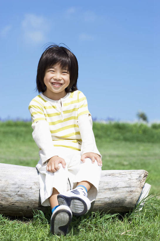 东方人,儿童,头发,一个人,坐,笑,摸,微笑,露齿笑,竖图,室外,白天,正面,旅游,度假,纯洁,草地,草坪,植物,亚洲,仅一个女性,仅一个人,一块,撑,抚摸,阴影,服装,光线,木头,影子,云,云朵,云彩,注视,休闲装,黄种人,娱乐,草,树,树木,小孩,衣服,蓝色,绿色,白色,黑色,白云,蓝天,天空,阳光,自然,天,观察,看,仅一个小孩,享受,休闲,休闲服,放松,可爱,童年,童趣,服饰,生长,成长,观看,察看,撑着,关注,童真,烂漫,无邪,天真,女孩,女人,女性,亚洲人,孩子,触摸,接触,坐着,彩图,全身,女生