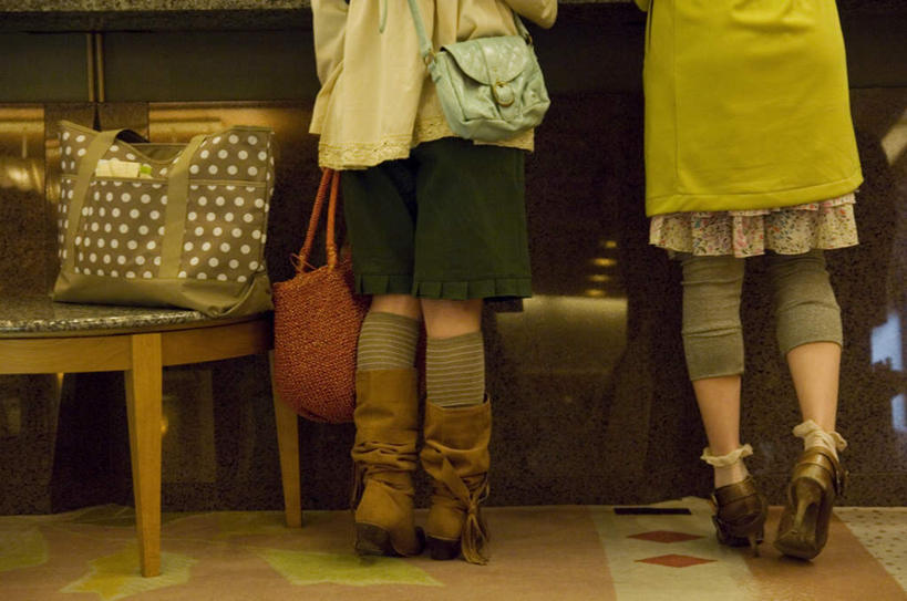 东方人,背,两个人,伙伴,朋友,前台,宾馆,站,摸,横图,室内,白天,旅游,度假,友谊,鞋子,椅子,亚洲,抚摸,阴影,花纹,服装,光线,包,瓷砖,地砖,皮包,图案,影子,地面,两双,拎,休闲装,黄种人,娱乐,靴子,背面,衣服,黄色,灰色,阳光,背着,站着,享受,休闲,休闲服,放松,服饰,单肩包,友情,年轻女性,女人,女性,亚洲人,触摸,接触,站立,半身,彩图,客店,客栈,旅店,旅馆,旅舍,拎着