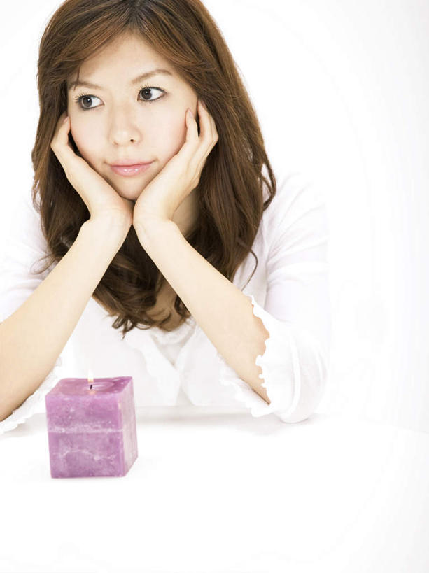 东方人,头发,一个人,坐,笑,摸,微笑,露齿笑,竖图,室内,白天,白色背景,正面,桌面,蜡烛,亚洲,仅一个年轻女性,仅一个女性,仅一个人,撑,抚摸,方块,火焰,烛光,墙,燃烧,托腮,注视,黄种人,墙壁,墙面,一个,黄色,紫色,点燃,观察,看,靠,靠着,趴着,托,倚靠,摄影,影棚,单个,观看,察看,撑着,倚着,关注,托下巴,年轻女性,女人,女性,亚洲人,长发,卷发,触摸,接触,趴,坐着,半身,彩图,影棚拍摄,拍摄