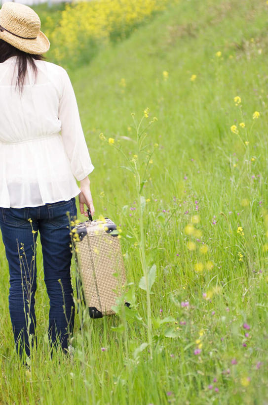 东方人,一个人,站,竖图,室外,白天,旅游,度假,草地,草坪,植物,帽子,亚洲,仅一个年轻女性,仅一个女性,仅一个人,服装,盛开,包,花蕾,旅行包,拎,扭头,注视,休闲装,黄种人,娱乐,草,花,花瓣,花朵,鲜花,一个,背面,衣服,黄色,绿色,白色,遮阳帽,花苞,花蕊,观察,看,站着,转头,享受,休闲,休闲服,放松,服饰,单个,观看,察看,关注,一顶,旅游包,提包,年轻女性,女人,女性,亚洲人,站立,半身,彩图,拎着