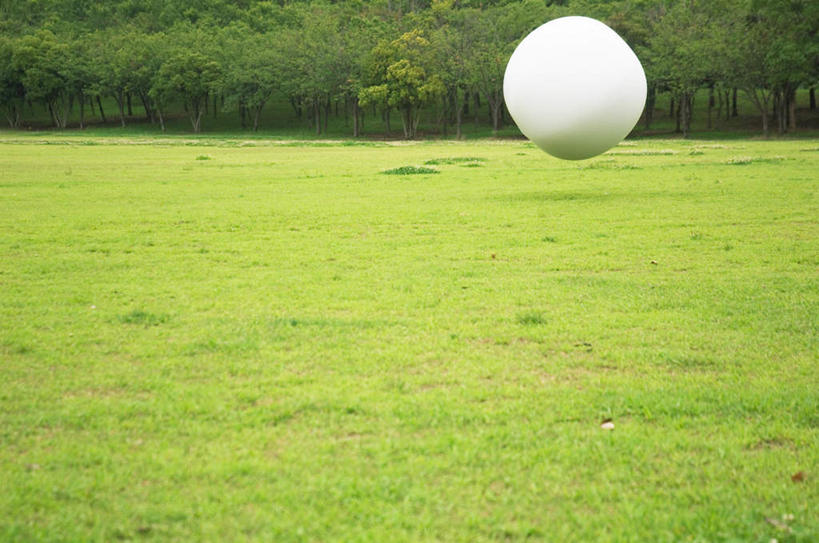 无人,横图,室外,白天,正面,旅游,度假,游戏,草地,草坪,美景,植物,玩具,阴影,漂浮,光线,影子,景观,玩,娱乐,球,草,树,树木,一个,绿色,白色,阳光,自然,享受,休闲,球体,悬浮,景色,放松,益智,生长,单个,成长,活动,发泄,消遣,智力,自然风光,宣泄,玩耍,嬉戏,彩图