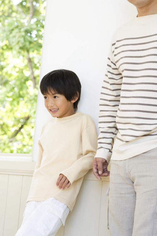 东方人,儿童,头发,两个人,伙伴,朋友,站,笑,摸,微笑,露齿笑,竖图,室内,白天,正面,旅游,度假,友谊,纯洁,植物,窗户,亚洲,一排,抚摸,阴影,条纹,服装,整齐,光线,影子,墙,注视,休闲装,黄种人,娱乐,玻璃窗,墙壁,墙面,树,树木,排列,小孩,衣服,绿色,白色,黑色,阳光,自然,观察,看,靠,靠着,倚靠,站着,享受,休闲,休闲服,放松,可爱,童年,童趣,服饰,生长,成长,观看,察看,倚着,队列,关注,童真,烂漫,无邪,天真,友情,男孩,男人,男性,女孩,女人,女性,亚洲人,触摸,接触,站立,半身,彩图,男生,女生