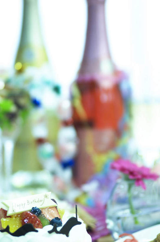 点心,无人,竖图,室内,特写,白天,正面,聚会,下午茶,桌面,杯子,一块,许多,阴影,朦胧,模糊,装饰,光线,影子,食品,缎带,玻璃制品,酒瓶,食物,糕点,阳光,玻璃瓶,彩带,蝴蝶结,酒杯,啤酒杯,瓶子,华丽,修饰,点缀,衬托,美观,雅致,雅观,玻璃杯,彩图,蛋糕