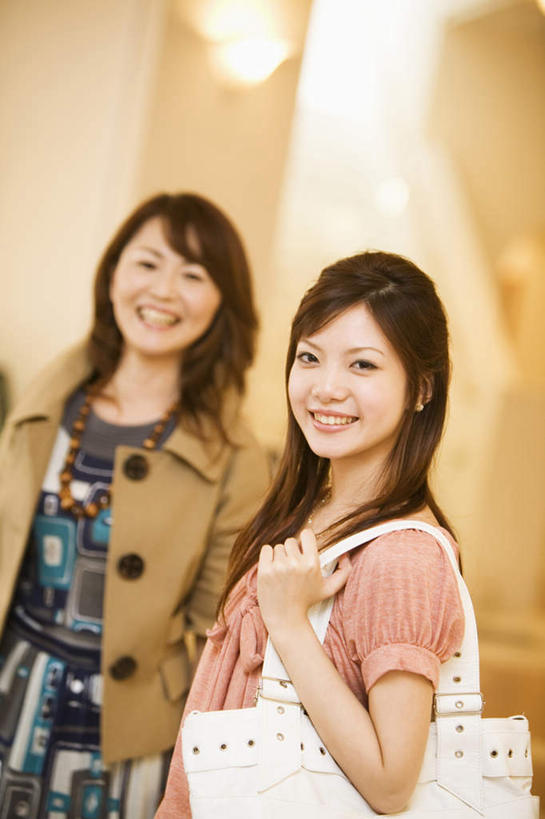 东方人,背,头发,两个人,伙伴,朋友,站,笑,摸,微笑,露齿笑,竖图,室内,白天,正面,旅游,度假,友谊,照明,亚洲,抚摸,花纹,服装,朦胧,模糊,包,壁灯,皮包,图案,墙,灯光,扭头,注视,休闲装,黄种人,娱乐,墙壁,墙面,灯,一个,衣服,粉色,白色,黑色,灰色,灯具,背着,观察,看,站着,转头,享受,休闲,休闲服,放松,服饰,单个,观看,单肩包,照亮,察看,照明设备,关注,友情,年轻女性,女人,女性,亚洲人,长发,触摸,接触,站立,半身,彩图